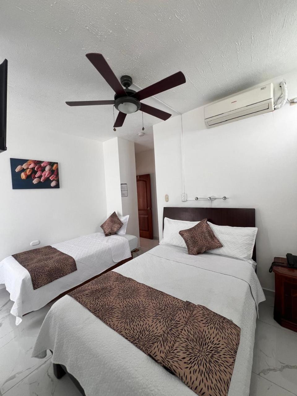 Hostal Carliza Puerto Ayora  Εξωτερικό φωτογραφία