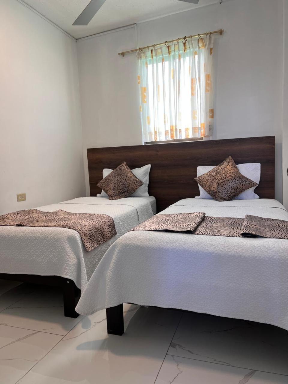 Hostal Carliza Puerto Ayora  Εξωτερικό φωτογραφία