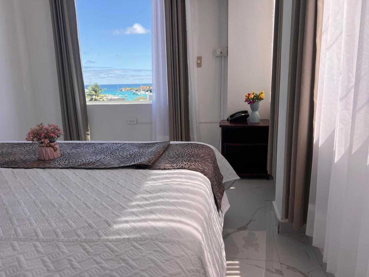 Hostal Carliza Puerto Ayora  Εξωτερικό φωτογραφία